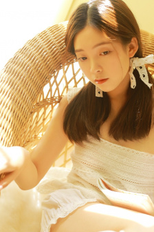 老头边吃奶边弄进去呻吟